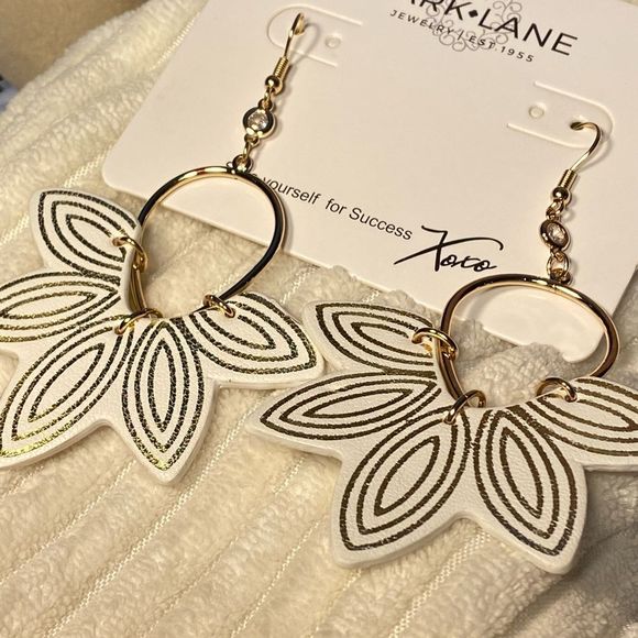 NWT VEGAN WHITE LEATHER FLORAL HYDRANGEA STATEMENT EARRINGS WHITE GOLD ACCENT - Picture 8 of 14